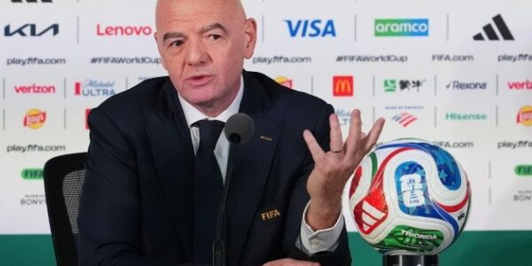 Infantino asegura estar "feliz de ver a Irán" en el Mundial pese a tensiones