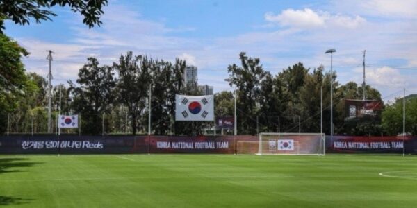Kim Seung-gyu elogia las instalaciones de Verde Valle y destaca la calidad del césped