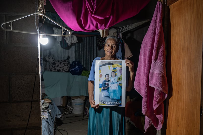 Las mujeres que sostienen las familias víctimas de la represión en El Salvador: “Me gustaría ser hormiga para entrar en la cárcel y decirle a mi hijo que aquí sigo esperándolo”