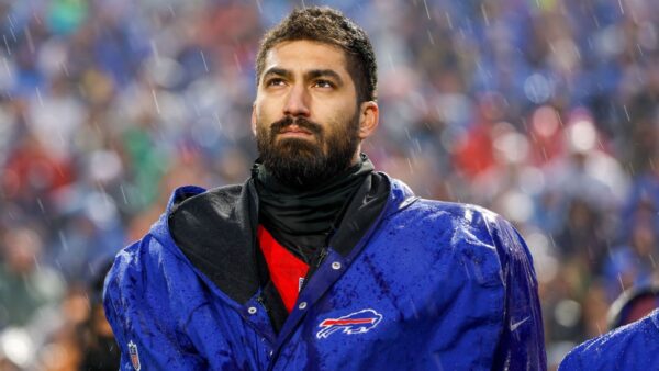 Los Eagles incorporan a Epenesa después de que los Browns se echaran atrás en el acuerdo