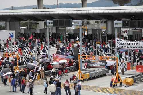 Maestros toman casetas de la CDMX y dan libre paso a automovilistas