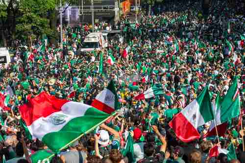Mexicanos que residen en Pekín disfrutan de la fiesta mundialera en la embajada
