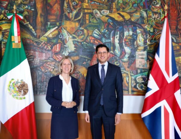México expande su horizonte en el libre comercio al sellar un renovado tratado con Reino Unido
