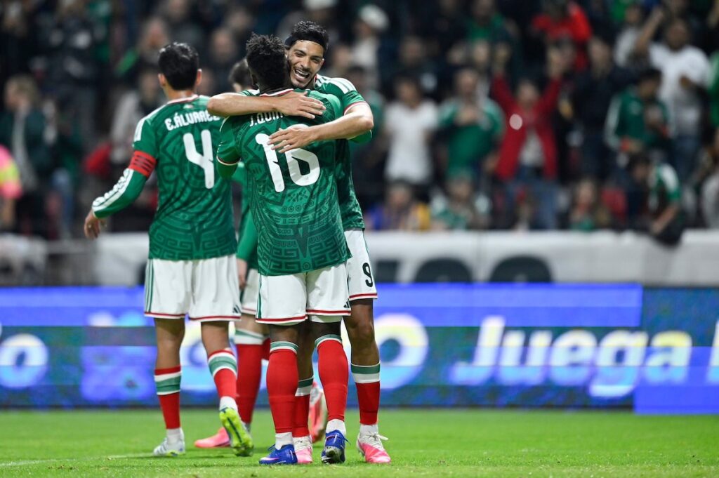 México se impone a Serbia