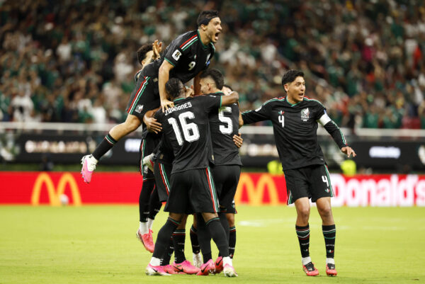 México se impone en casa