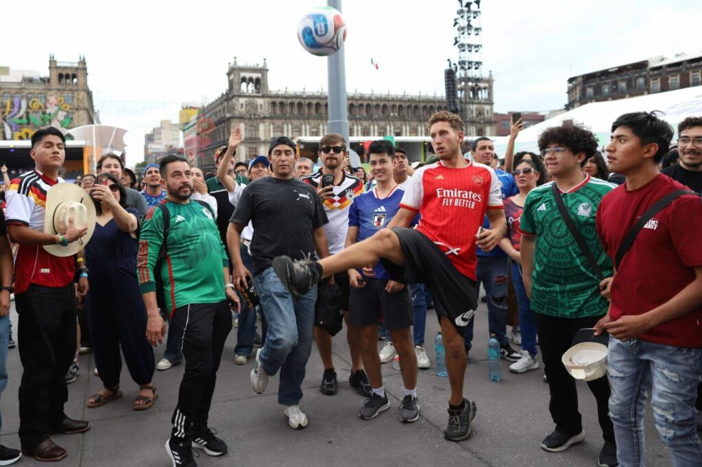 Mundial transforma plazas en estadios populares
