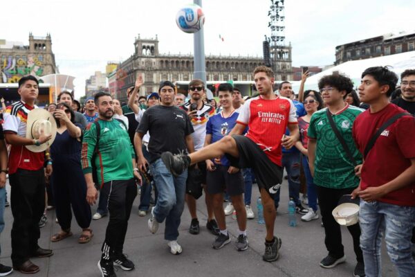 Mundial transforma plazas en estadios populares