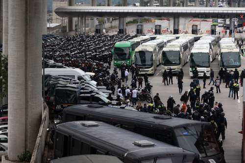 Padres de los 43 exigen no criminalizar protestas