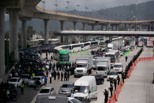 Padres y madres de los 43 bloquean 4 horas la caseta a Cuernavaca