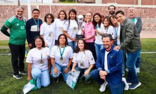 Presidenta entrega boletos para el Mundial