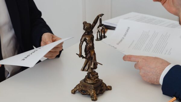 Sancionan a servidores públicos de 15 dependencias