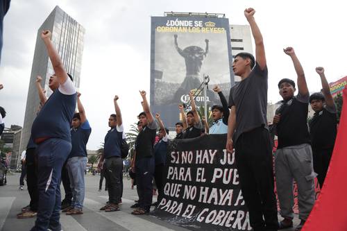 Se criminalizan protestas por el caso Ayotzinapa, acusan padres de los 43