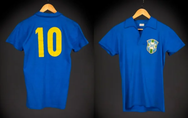 Subastarán emblemática playera de Pelé