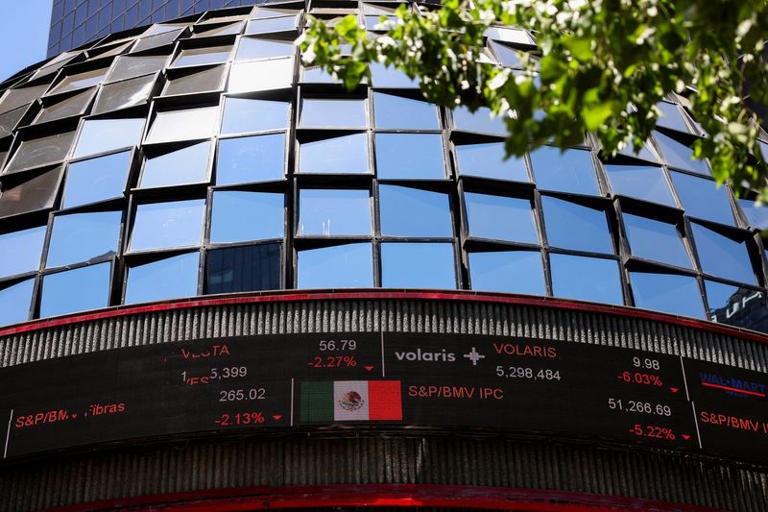 Tipo de cambio cierra en 17.23 pesos y bolsa gana ante posible acuerdo en Medio Oriente
