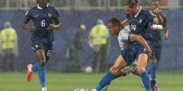 Tormenta eléctrica suspende el Francia vs Irak durante el descanso