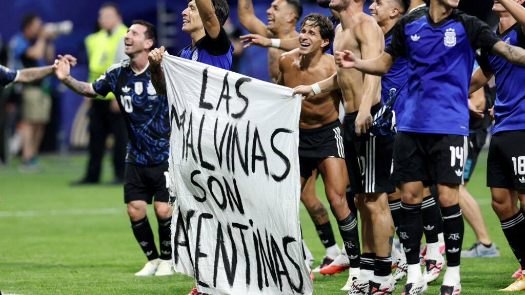 FIFA investiga pancarta de Argentina sobre las Malvinas tras vencer a Inglaterra - Ilustración 1