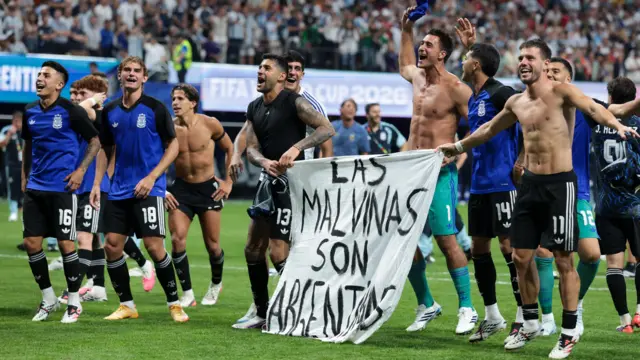Mundial 2026: Argentina se enfrenta a una posible multa por exhibir una pancarta de las Malvinas tras vencer a Inglaterra - Ilustración 1