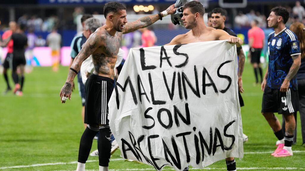 Pancarta de las Malvinas mostrada por Argentina tras ganar a Inglaterra desata polémica - Ilustración 1
