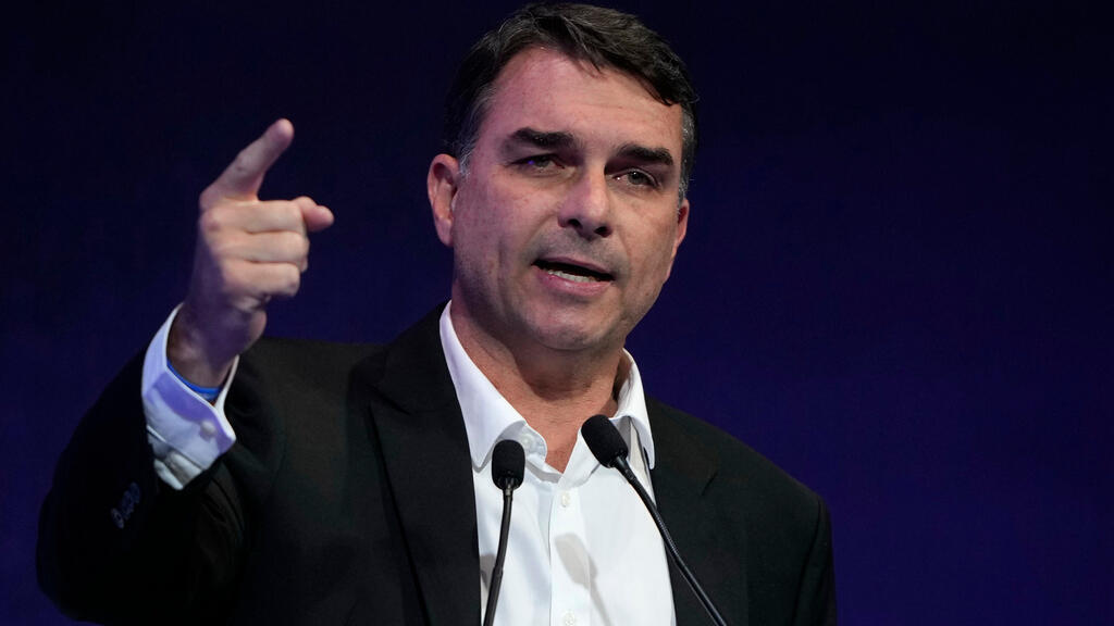 Flávio Bolsonaro oficializa su candidatura presidencial en Brasil - Ilustración 1