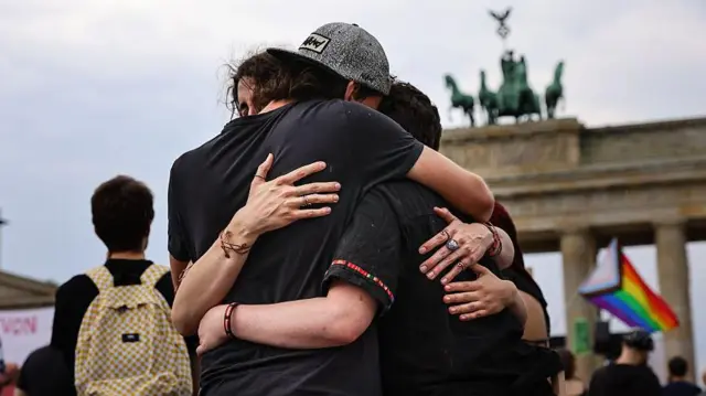 Policía alemana mata al sospechoso del ataque contra la Marcha del Orgullo en Berlín que dejó una mujer muerta y 29 heridos - Ilustración 1