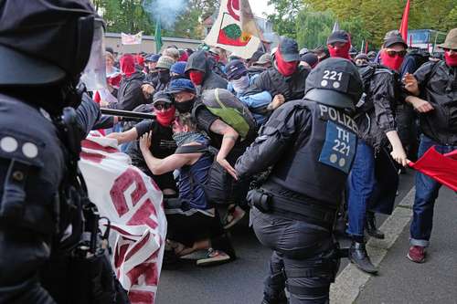 Alemania: chocan policía y antifascistas afuera de asamblea del partido ultraderechista AfD