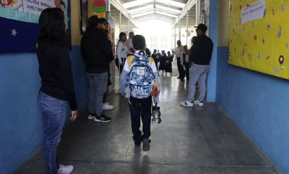 Impulsan educación con becas en Michoacán
