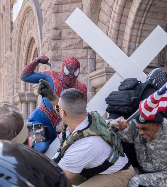 Spider-Man se enfrenta a activista de ultraderecha durante protesta en Minneapolis - Ilustración 1