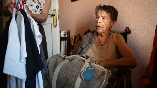 El dramático desahucio de la anciana Maricarmen a los 87 años que expone la gravedad de la crisis de vivienda en España - Ilustración 1