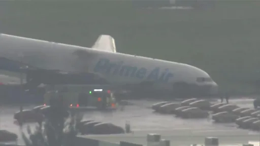 Al menos 5 muertos luego de que un avión se salió de pista, atropelló varios vehículos y se incendió en el aeropuerto de Miami - Ilustración 1