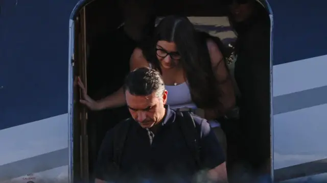 Imágenes muestran a Flávio Bolsonaro aterrizando en Miami luego de su derrota en las elecciones de Brasil - Ilustración 1