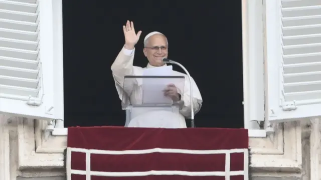 El papa León XIV hace su primera aparición pública tras ser operado por un cáncer de pulmón y 