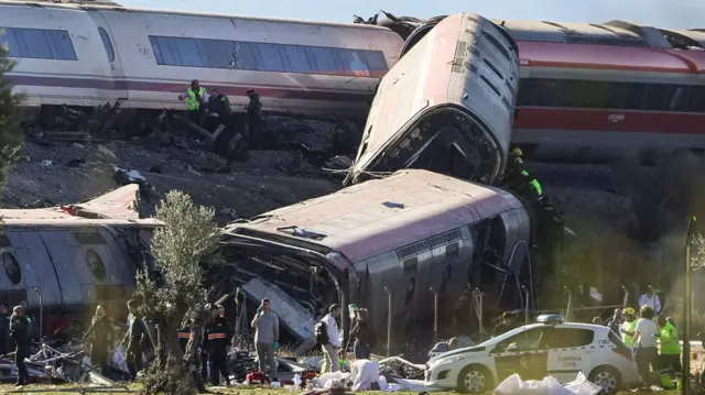 Cuál fue la posible causa del choque de trenes de alta velocidad que dejó al menos 68 muertos en España - Ilustración 1