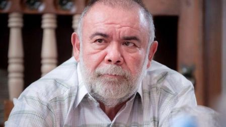 Jesús Ochoa sufre aparatosa caída de un elevador; esto se sabe de su estado de salud - Ilustración 1