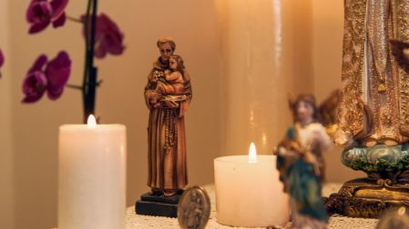 Santo de hoy 26 de octubre: San Evaristo y su poderosa oración protectora para el hogar - Ilustración 1