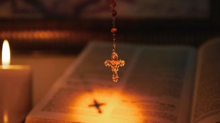 Santo de hoy 26 de octubre: San Evaristo y su poderosa oración protectora para el hogar - Ilustración 2