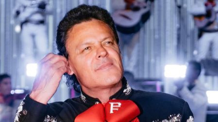 Pedro Fernández presume el talento de su nieto; cantan juntos 'La de la mochila azul' - Ilustración 1