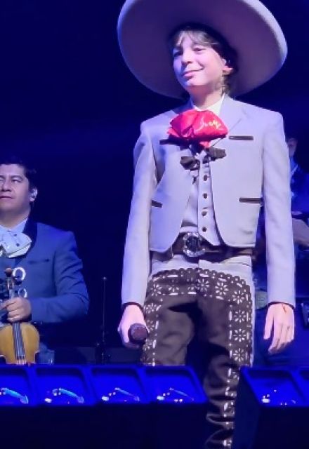 Pedro Fernández presume el talento de su nieto; cantan juntos 'La de la mochila azul' - Ilustración 2