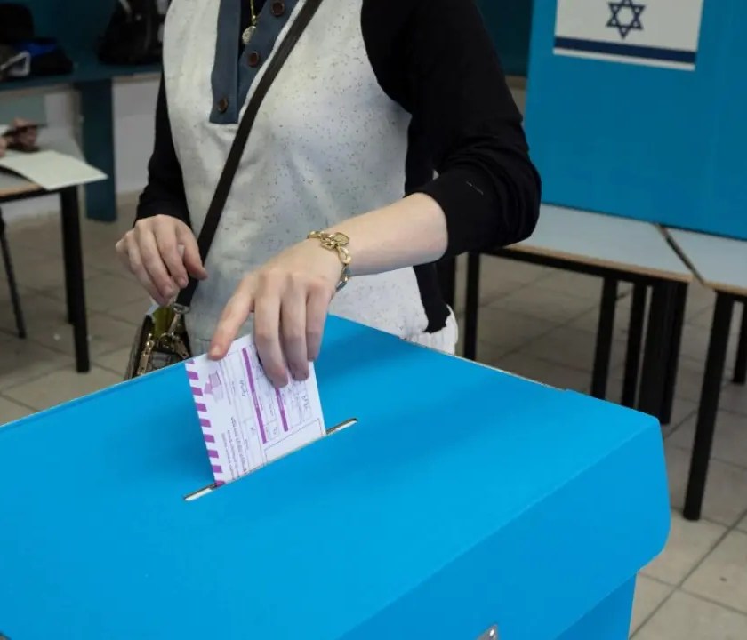 Sondeos proyectan retroceso de Netanyahu en Israel; partidos árabes podrían ser decisivos - Ilustración 1