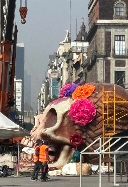 Comienza a tomar forma la Mega Catrina en el Zócalo; medirá más de 30 metros - Ilustración 1