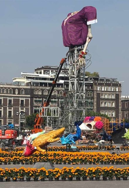 Comienza a tomar forma la Mega Catrina en el Zócalo; medirá más de 30 metros - Ilustración 2