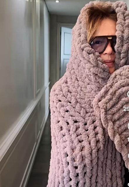 Yolanda Andrade presume cobija que le tejió Thalía y rompe el silencio sobre la depresión - Ilustración 1