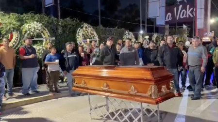 Gruyeros bloquean Periférico Norte con ataúd de compañero asesinado; exigen justicia - Ilustración 1