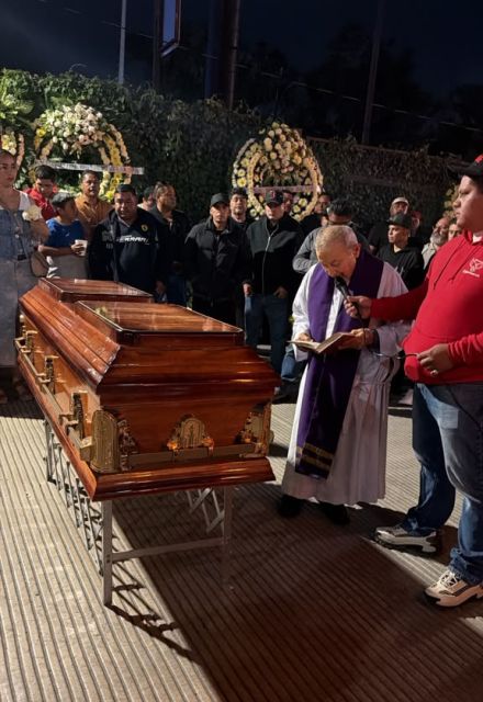 Gruyeros bloquean Periférico Norte con ataúd de compañero asesinado; exigen justicia - Ilustración 2