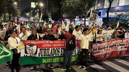 Marchan 800 trabajadores del IMSS a Gobernación para pedir mesa de diálogo - Ilustración 1