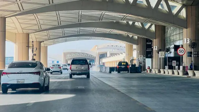 Al menos 12 muertos y más de 300 heridos en un ataque contra el aeropuerto internacional de Riad, la capital de Arabia Saudita - Ilustración 1