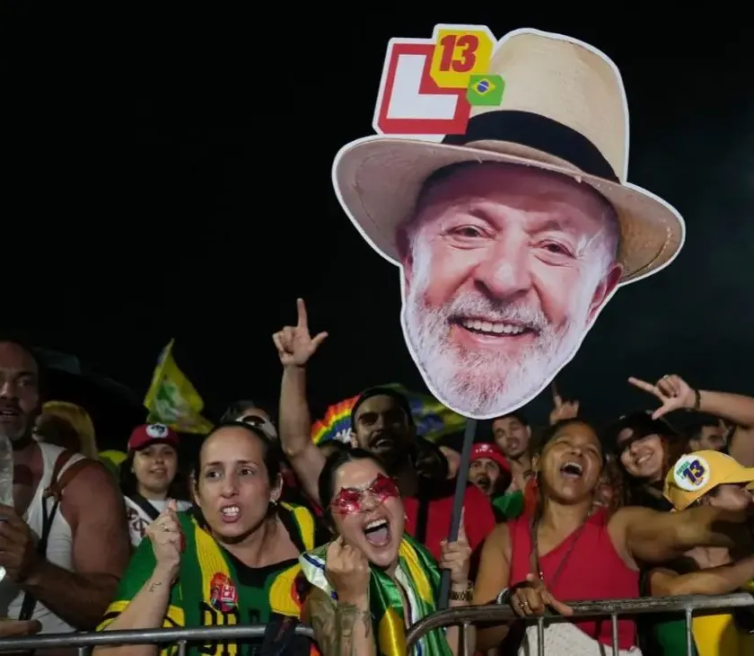 Lula y Flávio Bolsonaro llegan en empate técnico a la recta final electoral en Brasil - Ilustración 1